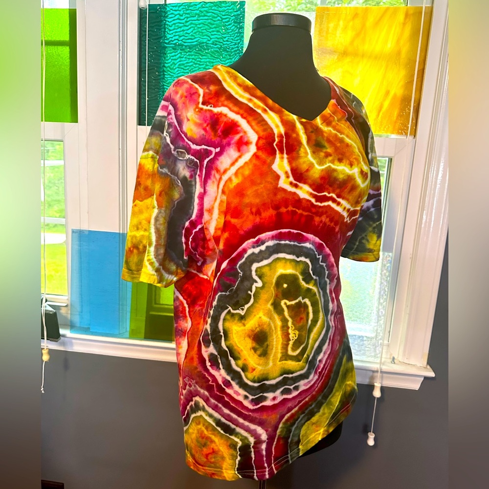 Women’s Tie Dyed “Geode” style V-neck X-Large women super soft tee
